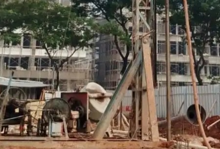 Klik untuk memperbesar Pelaksanaan bore pile mini crane untuk pondasi rumah tinggal di Gading Serpong Tangerang