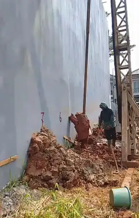 Proyek bore pile mini crane untuk gedung Universitas Paramadina di Kecamatan Cipayung, Jakarta Timur