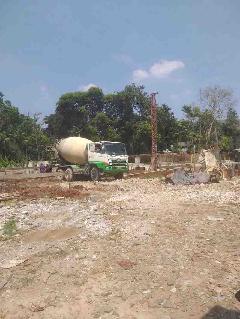 Proses pengecoran bore pile dengan truk molen