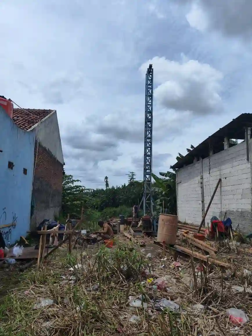 Proyek bore pile mini crane untuk bangunan pesantren di samping masjid AZ Zikra di Gunung Sindur, Bogor