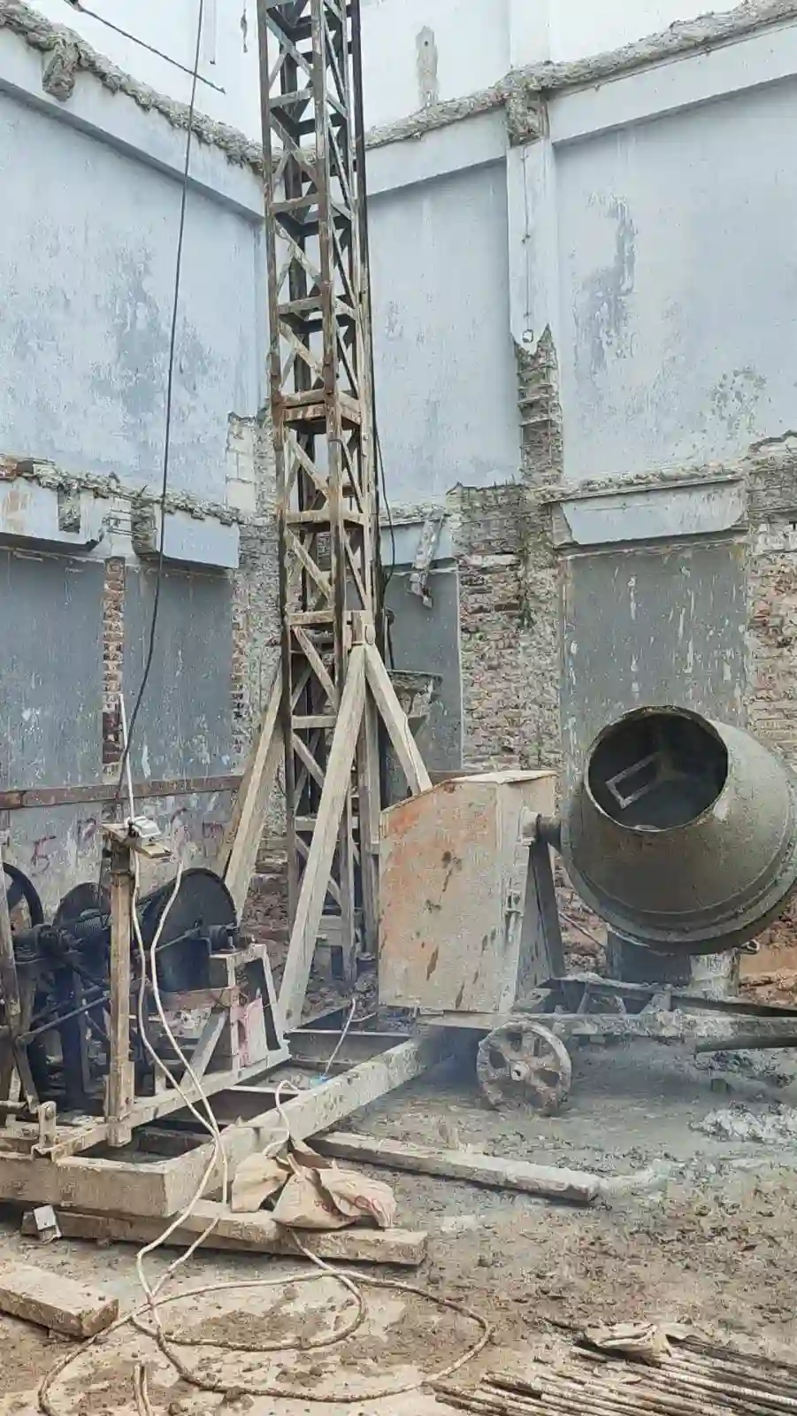 Pengecoran Beton - Proses pengecoran menggunakan molen mini di Jakarta