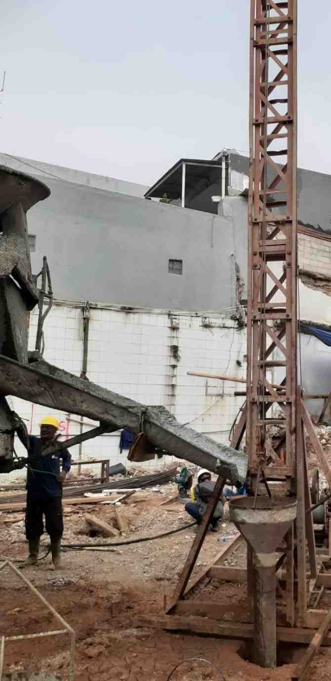 Proses pengecoran beton pada pondasi bore pile