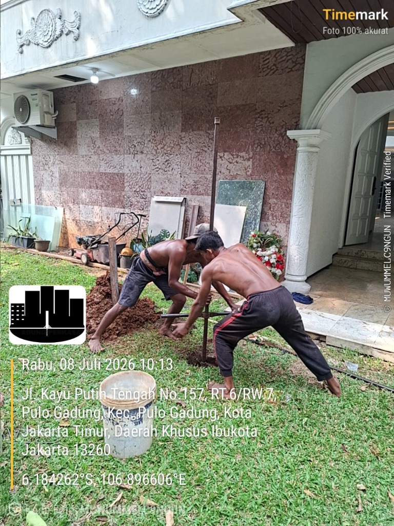 Pekerjaan strauss pile manual di halaman rumah untuk pondasi tambahan